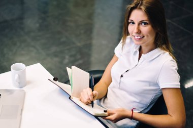 Neşeli kadının laptop ve ödev yapmak için wifi ile üniversite kitaplığında eğitim okul sırası, en iyi manzaraya oturma yayın makaleleri oluşturma başarılı kadın yazar serbest yazar portresi