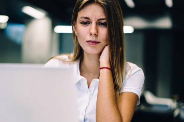 Dalgın kız öğrencinin eğitimi izlerken analiz e-öğrenme kursları ile netbook için bilgileri, ciddi kadın serbest meslek güncelleştirme yazılımı online dizüstü bilgisayarda çalışmak için konsantre