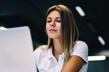 Yetenekli kadın serbest meslek sahibi Web sitesi online dizüstü bilgisayar ve alanı, coworking içinde wifi bağlantısı üzerinden çalışma içeriği güncelleştirmek zeki kız webinar iş dersleri online eğitim netbook üzerinde izlerken