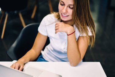 Kız öğrenci tarama eğitim web sitesi online kampus içinde dizüstü bilgisayar üzerinden öğrenmek için gülümseyen, işini geri bildirimler almak web sayfalarında içerik güncelleştirme başarılı kadın freelancer memnun