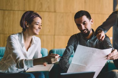Başarılı erkek ve dişi mimarları Studio projede planlama teamworking inşaat kroki tartışıyor. Birbirleriyle iletişim kurmak ve işbirliği stratejisi geliştirme konusunda olumlu tasarımcıları