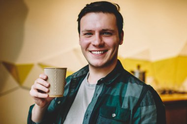 Düzenleme için makale ile klasör tutan genç mutlu erkek portresi çalışma günü ve sıcak kahve, zevk hipster adam başarılı başlangıç gelir kapalı oturan accountings ile memnun heyecanlı