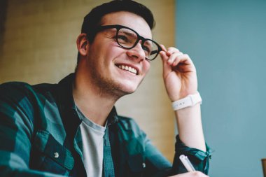 Gözlük vizyon koruma için başlangıç, başarılı fikir hakkında mutlu neşeli gençlik hipster adam erkek öğrenci takımları ders öğrenme alanı coworking içinde iyi bir ruh hali içinde gülümseyen heyecan