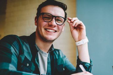 Ödev iyi ruh hali, müreffeh genç erkek startupper oluşturma deyim başarılı fikirle heyecanlı dil okulunda eğitim ile neşeli hipster adam Eyewear portresi memnun