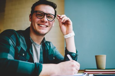 Ödev iyi ruh hali, müreffeh genç erkek startupper oluşturma deyim başarılı fikirle heyecanlı dil okulunda eğitim ile neşeli hipster adam Eyewear portresi memnun