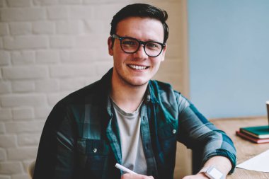 Online dil kursu, uzaktan çalışma yayın için fikir belirterek müreffeh erkek freelancer için wifi kullanarak alanı coworking eğitim zevk gözlük neşeli hipster adam portresi