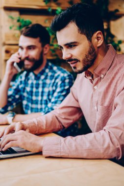 Zengin erkek serbest meslek sahibi netbook meslektaşı telefon görüşmesi arka planda, modern teknoloji ve wifi tatilinde kullanarak üniversite kampüsünün zaman harcama hipster çocuklar ise posta kontrol