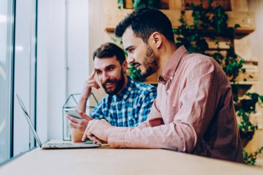 Öğrenme yolu ile netbook için online araştırma yapma hipster adam yetenekli erkek programcılar, teknolojisini kullanarak fikirleri tartışmak proje üzerinde işbirliği iletişim arkadaşıyla alan coworking içinde