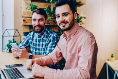Yetenekli erkek portresi bu serbest harcama üzerinde çalışan geliştiriciler zaman genç hipster çocuklar birlikte iş mesafe oturduğum için modern teknoloji ve kablosuz bağlantı kullanarak alanı, coworking