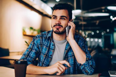 Genç hippi, kahve molasında otururken ucuz cep telefonu tarifeleri kullanarak arkadaşını arıyor. Üniversite kafeteryasında boş zamanlarında yakışıklı bir erkek öğrenci telefon görüşmesi yapıyor.