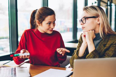 Verimlilik fikirleri dikkatle dinlemek ve onlara teamworking bilgisayarlar kablosuz internet ile yerinde başarılı proje üzerinde analiz profesyonel meslektaşım süre açıklayan yetenekli kadın Tasarımcısı