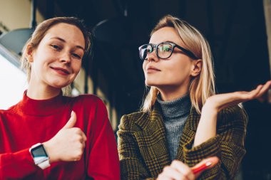 İşaret gibi gösteren ve kamera rüya gibi sarışın arkadaş Üniversitesi'nde masada oturan planları hakkında gözlük düşüncesinde ise gülüp başparmak ile mutlu esmer öğrenci portresi yarım uzunluk