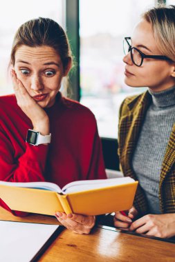 Şok yetenekli öğrenci özel ders sırasında karışık bilgi coworking nitelikli teknik direktör ile ders kitabı okuma. Hippi kız öğretmen ile birlikte eğitim malzeme analiz merak ettim