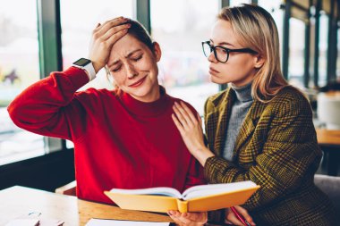 Depresif öğrenci ders kitabı malzemeden özel ders sırasında nitelikli kadın öğretmen ile eğitim öğrenme zorluklar yüzünden ağlıyor. Test başarısız sonra hippi kız öğretmen yardımcı olur vurguladı