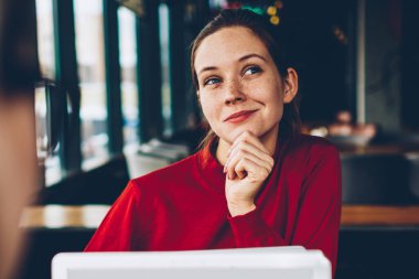 Metin ile boş ekran alanı içinde coworking oturan reklam için dizüstü bilgisayarda klavye meslektaşım ise kendi internet iş geliştirme üzerinde düşünme rüya gibi esmer kadın serbest meslek