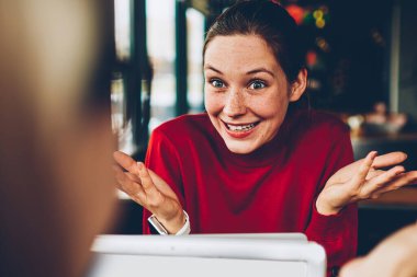 Neşeli genç öğrenci açıklayan yeni başarılı planı meslektaşım dizüstü cihaz mesafe iş sırasında bağlı 4 g kablosuz internet. El eller ise komik hikaye anlatmaya olumlu hippi kız