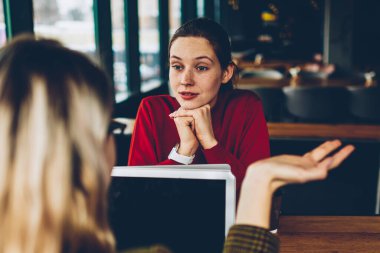 Dalgın kadın grafik tasarımcı dikkatle dinleme meslektaşım gelişmekte olan başlangıç iş teamworking modern dizüstü bilgisayar, uzaktan verimli stratejisi hakkında kablosuz Internet bağlantısı
