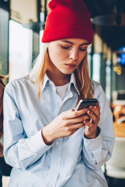 Şık kıyafet online sohbet 4 g bağlantısı ile smartphone aygıtında mesajlaşma içinde antisosyal hipster blogcular. Profil web sitelerinde yenilemeler yaparken canlı iletişim görmezden bağımlısı genç kadın