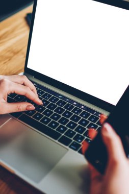 Boş ekran alanı ile modern netbook aygıtın Internet bilgilerinin görüntü kırpılmış. 4 g bağlantısı ile dizüstü bilgisayarda uygulama yüklenirken Smartphone holding kadın eller