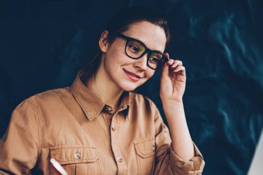 Kablosuz internet erişimi ile modern netbook üzerinde ilginç webinar online izlemek ve coworking verimli eğitim kursları Not defterinizdeki notlar aşağı yazma başarılı hipster öğrenci