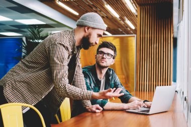 Yakışıklı yetenekli bu gözlük vizyon düzeltme dikkatle dinlemek için geliştirici özelliği başlangıç proje uygulama için yaratıcı yollar hakkında açıklayan sakallı takım arkadaşı deneyimli
