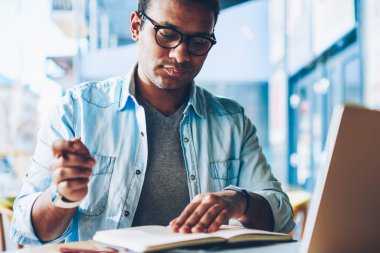 Yakışıklı durulması hindu erkek girişimci şık gözlük kontrol bilgileri Not Defteri'nden resim kırpılmış. Dersin kapalı oturan kullanarak çalışma programı planlama düşünceli akıllı çalışan