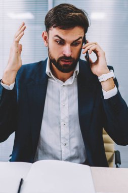 Şok genç iş adamı formal giyim konuşmak Smartphone cep telefonu ile çalışan için arama telefon görüşmesi sırasında projenin başarısız. Sorun telefon Office konuşurken çözme kızgın erkek girişimci