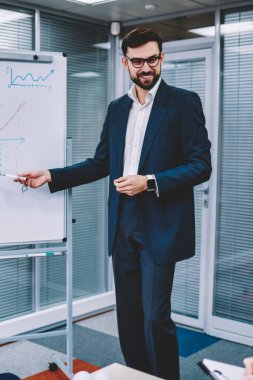 İşadamı gelir, etkili ve üretken flip grafik ile bir brifing sırasında işlem yapmak için yeni yöntemler hakkında düşünme müreffeh erkek girişimciler artırmak için yeni ilginç fikirleri var