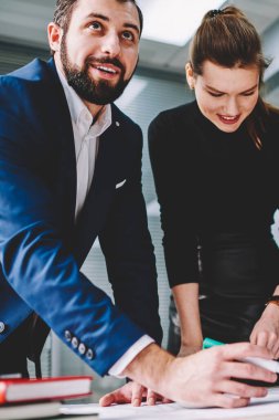 Yaratıcı çözümler yapma ana sorunların tartışıldığı toplantı üç ünlü mimarlar tasarım planlama sırasında yeni dizüstü bilgisayar kullanan profesyonel iş arkadaşlarınızla beyin fırtınası kroki ve işbirliği