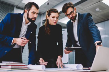 Başarılı insanlar tartışıyor ve modern dizüstü bilgisayar, Genç iş takım finans şirketi geleceği hakkında konuşmak online webinar seyrederken notlar yapma Office birlikte çalışma