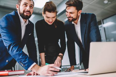 Yaratıcı çözümler yapma ana sorunların tartışıldığı toplantı üç ünlü mimarlar tasarım planlama sırasında yeni dizüstü bilgisayar kullanan profesyonel iş arkadaşlarınızla beyin fırtınası kroki ve işbirliği