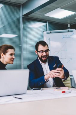 Grup çalışma office elektronik cihazlar ile iş adamları smartphone üzerinde proje ile ilgili iyi haber alma çok memnun erkek meslektaşı başarı zaferini kutluyor uzmanlar ekip