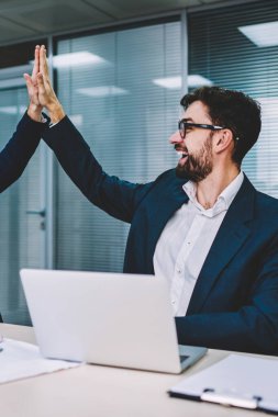 Erkek tasarımcılar ilk proje hazırlandı ve her diğer beş yüksek veren işadamı ile onların yeni ofisinde oturan toplantı üzerinde anlaşma memnun ve mutlu hissediyorum birlikte, başarı hakkında heyecanlı