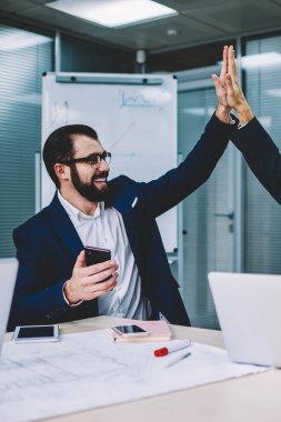 Erkek tasarımcılar ilk proje hazırlandı ve her diğer beş yüksek veren işadamı ile onların yeni ofisinde oturan toplantı üzerinde anlaşma memnun ve mutlu hissediyorum birlikte, başarı hakkında heyecanlı