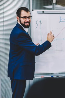 Arkadan görünüşü kadın kişi pozitif yakışıklı erkek meslektaşı açıklama Kurulu yanında durduğunu sırasında dinleme. Yetenekli uzman çizim flip grafik grafik modern ofis resim kırpılmış