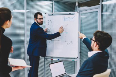 Daha ekonomik ve karlı, projesi yapmak İnşaat ekibi çözüm flip grafik üzerinde tartışırken çalışanların yeni teknolojileri kullanarak iş hakkında konuşmak için toplantı başarılı iş arkadaşları