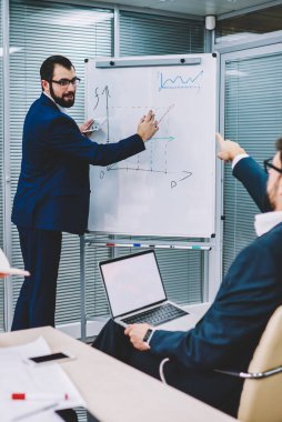 Daha ekonomik ve karlı, projesi yapmak İnşaat ekibi çözüm flip grafik üzerinde tartışırken çalışanların yeni teknolojileri kullanarak iş hakkında konuşmak için toplantı başarılı iş arkadaşları