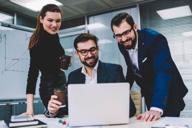 Kahve içme ve iş yerinde iş arkadaşları son sunum, söz ve kapalı gülümseyen insanlar hakkında yeni modern laptop, video gösteren gözlük erkekte rahatlatıcı mutlu resmi iş takım