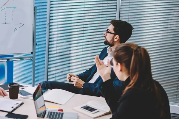 Müreffeh gurur Genel Müdür mali kar profesyonel çalışanlarla işbirliği flipchart grafikte çizilmiş tartışıyor. İşadamı ofiste tabloda toplantıda stratejisi çalışma uzmanları ile