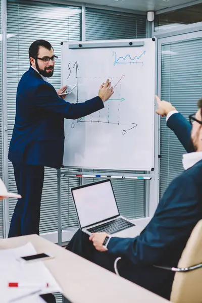 Daha ekonomik ve karlı, projesi yapmak İnşaat ekibi çözüm flip grafik üzerinde tartışırken çalışanların yeni teknolojileri kullanarak iş hakkında konuşmak için toplantı başarılı iş arkadaşları