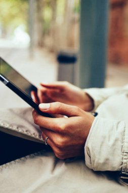 Kadının kırpılmış yan görünüm holding dijital tablet ücretsiz yüksek hızda 4 g internet bağlantısı için eller. Modern Dokunmatik ped cihaz profil güncelleştirme ve online alışveriş yaparken kadın kişi