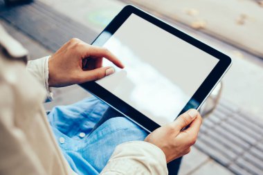 Hippi kız parmak ile online alışveriş yaparken modern dokunmatik yüzey boş ekranda dokunmadan görünümünü kırpılmış. Kopyalama alanı alanı ile dijital tablet cihaz için internet holding kadının eller tanıtımı