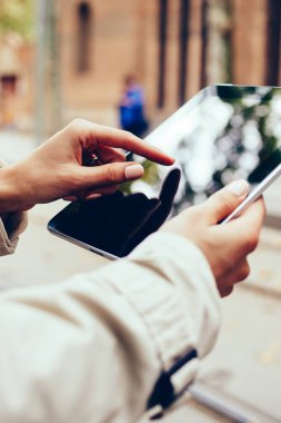 4 g ücretsiz bağlı modern Dokunmatik ped cihaz ekranında dokunmadan parmak ile kadın kişi internet ortamı seçme için paylaşım sosyal ağlar için dosyaları. Dijital tablet holding kadının eller