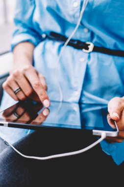 Kadının elinde modern tablet cihazın görünümü kapatın. Kadın pessanger parmak ile dokunmadan görünümünü kırpılmış için kablosuz bağlı dijital dokunmatik yüzey üzerinde tramvayda oturan Internet taşıma