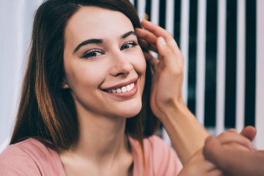 Sevecen, sevecen, harika kız arkadaş. Eşinin nazik dokunuşuyla mutluluğu yaşıyor. Kameraya bakıyor ve içeride birlikte vakit geçiriyorlar.