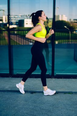 Aktif beyaz kadın açık havada koşuyor sağlıklı yaşam tarzı üzerinde güç ve zindelik eğitimi alıyor, 20 'li yaşlarda zayıf bayan sporcu egzersiz sırasında koşuyor kilo veriyor ve formda kalıyor.