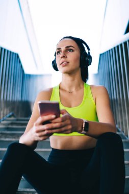 Şehir merdivenlerinde dinlenen elektronik teknoloji dalında düşünceli bir bayan koşucu ve ABT tatbikatları hakkında kafa yoran, cep telefonu dinleme yeteneği olan, yaşam gücü hakkında kitap okuyan bir kız.