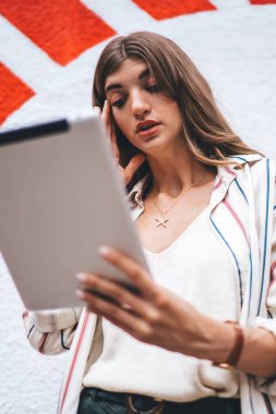 Kafkasyalı kadın, internet dağıtım servisiyle ilgili sorunları çözen modern dokunmatik sayfadaki e-posta mesajıyla şaşkına döndü, internet sitesinden haberleri okuyan genç kadın dijital aygıtla 4G 'ye bağlandı