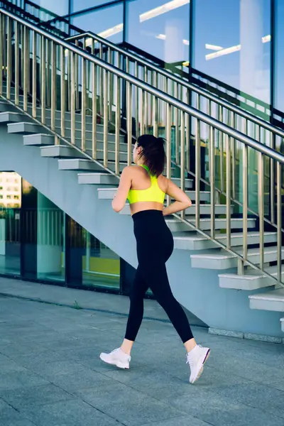 Şehir merkezinde kardiyo eğitimi alan atletik yapılı kadın vücut geliştirici, şehirde dayanıklılık egzersizi yapmaktan hoşlanan kaslı bir kadın aktif sporla sağlıklı yaşam tarzı uyguluyor.