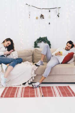 Ciddi erkek ve kadın evlilikleri kış tatili boyunca kanepede dinleniyor. Akıllı telefonları kullanarak gerçek iletişimi görmezden geliyorlar. Milenyum çifti aşk blogları yazıyor ve cihazlara bağımlı haberleri paylaşıyorlar.
